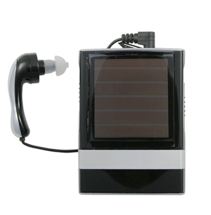Solar Recharge Hearing Aidは付属の専用充電器を接続して充電する方法と、ソーラーパネルによる充電が可能です。