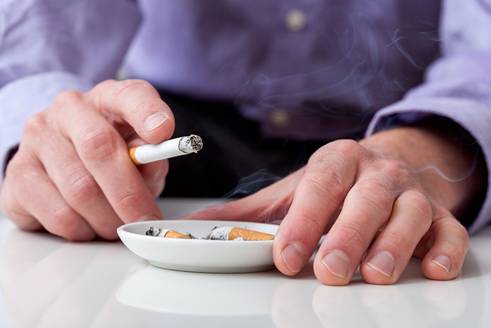 タバコで体臭は悪化する！？「加齢臭とタバコ」の関係